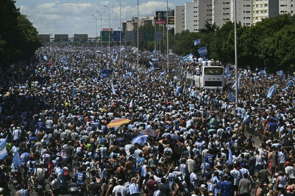 Incidente la sărbătoarea de la Buenos Aires, unde 5 milioane de oameni au ieșit în stradă. Jucătorii, urcaţi în elicoptere - Imaginea 10