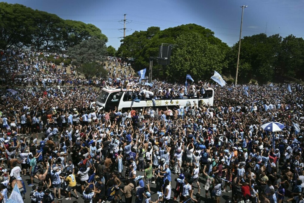 Incidente la sărbătoarea de la Buenos Aires, unde 5 milioane de oameni au ieșit în stradă. Jucătorii, urcaţi în elicoptere - Imaginea 11