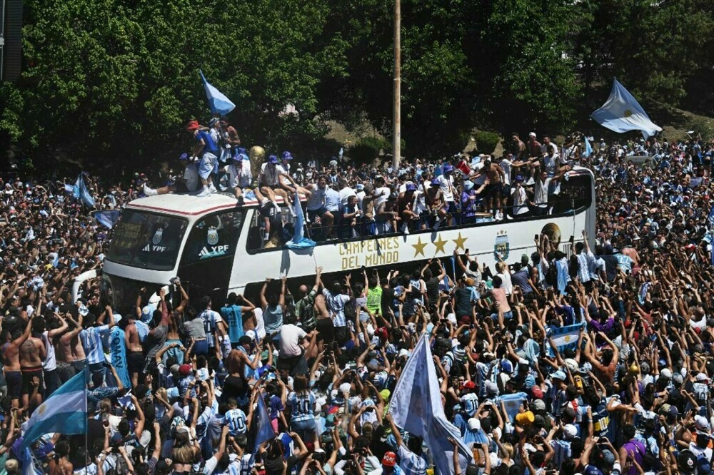 Incidente la sărbătoarea de la Buenos Aires, unde 5 milioane de oameni au ieșit în stradă. Jucătorii, urcaţi în elicoptere - Imaginea 12