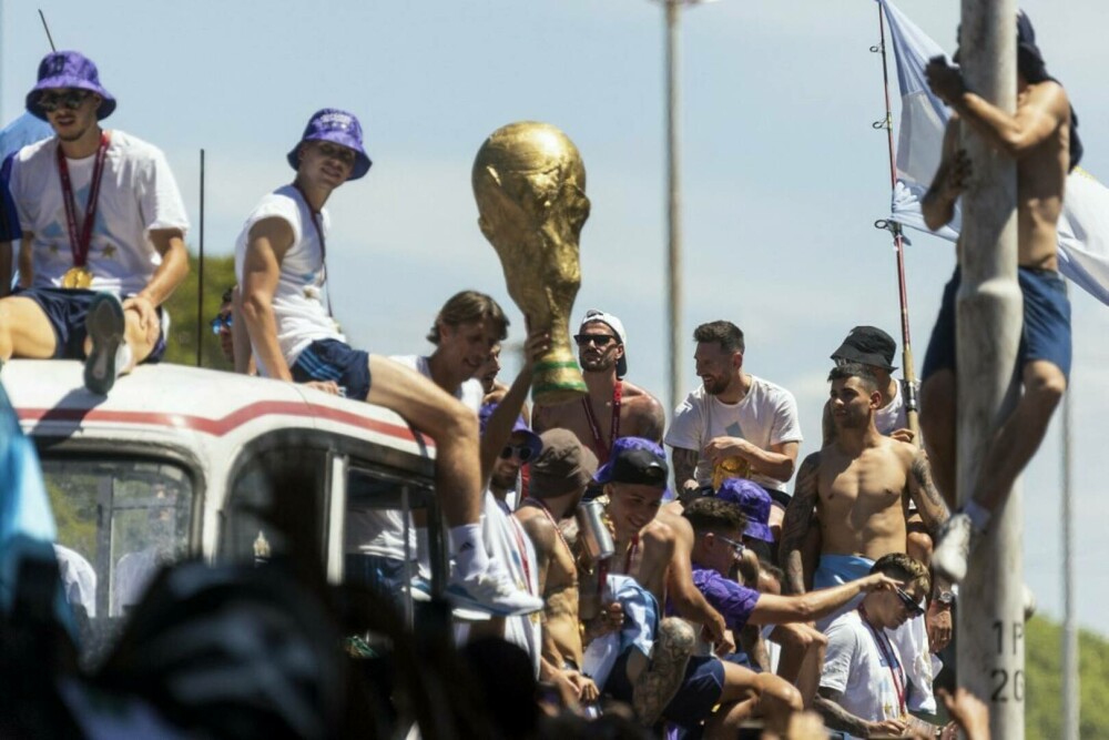 Incidente la sărbătoarea de la Buenos Aires, unde 5 milioane de oameni au ieșit în stradă. Jucătorii, urcaţi în elicoptere - Imaginea 13