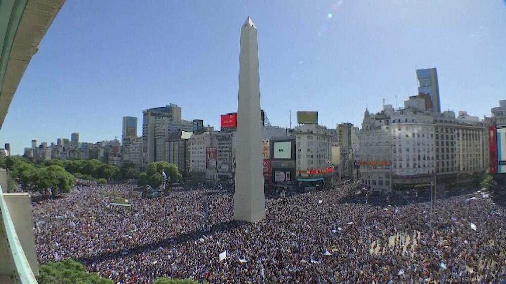 Incidente la sărbătoarea de la Buenos Aires, unde 5 milioane de oameni au ieșit în stradă. Jucătorii, urcaţi în elicoptere - Imaginea 27