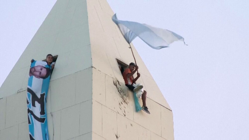 Incidente la sărbătoarea de la Buenos Aires, unde 5 milioane de oameni au ieșit în stradă. Jucătorii, urcaţi în elicoptere - Imaginea 28