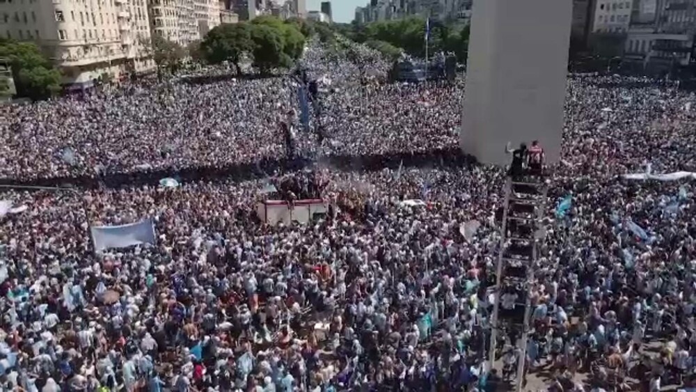 Incidente la sărbătoarea de la Buenos Aires, unde 5 milioane de oameni au ieșit în stradă. Jucătorii, urcaţi în elicoptere - Imaginea 30