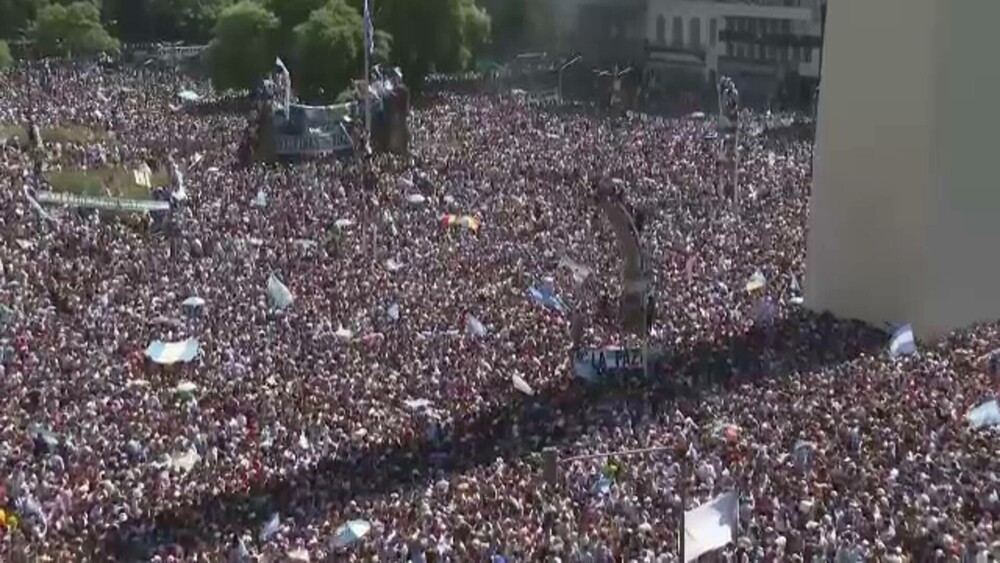 Incidente la sărbătoarea de la Buenos Aires, unde 5 milioane de oameni au ieșit în stradă. Jucătorii, urcaţi în elicoptere - Imaginea 31
