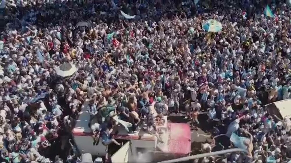 Incidente la sărbătoarea de la Buenos Aires, unde 5 milioane de oameni au ieșit în stradă. Jucătorii, urcaţi în elicoptere - Imaginea 32
