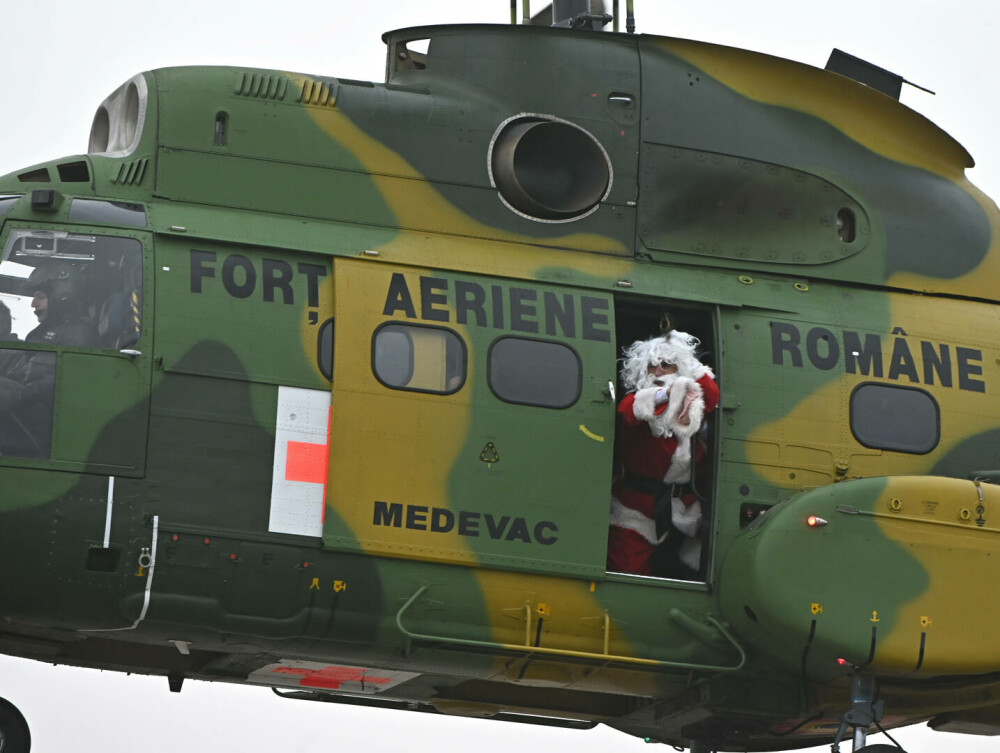 Surpriză la Baza 90 Otopeni. Cine a coborât dintr-un elicopter. FOTO - Imaginea 5