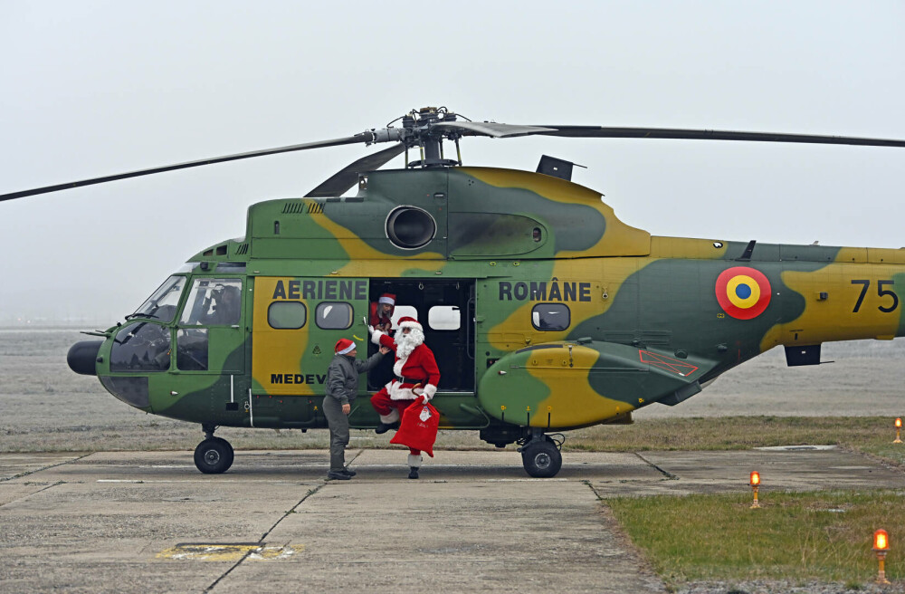 Surpriză la Baza 90 Otopeni. Cine a coborât dintr-un elicopter. FOTO - Imaginea 7