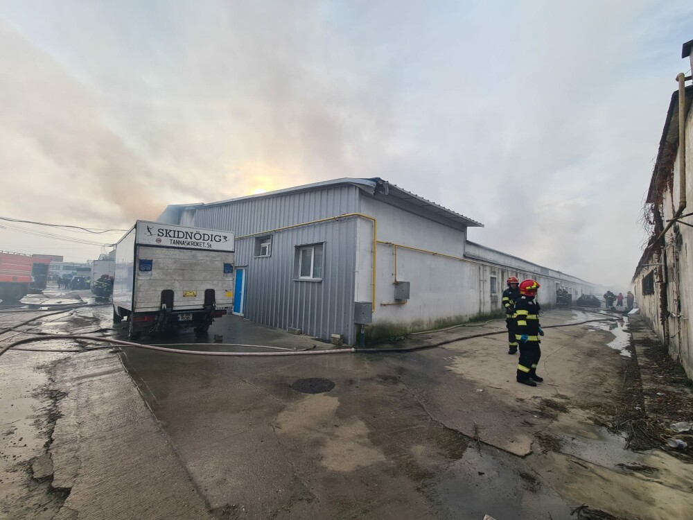 Incendiu la o hală din localitatea Pantelimon. Pompierii intervin la fața locului cu opt autospeciale | FOTO - Imaginea 1