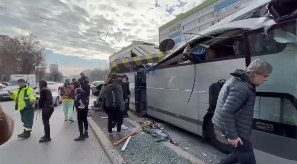 Pasagerii autocarului distrus la Pasajul Unirii vor da în judecată autorităţile din Bucureşti şi agenţiile de turism - Imaginea 9