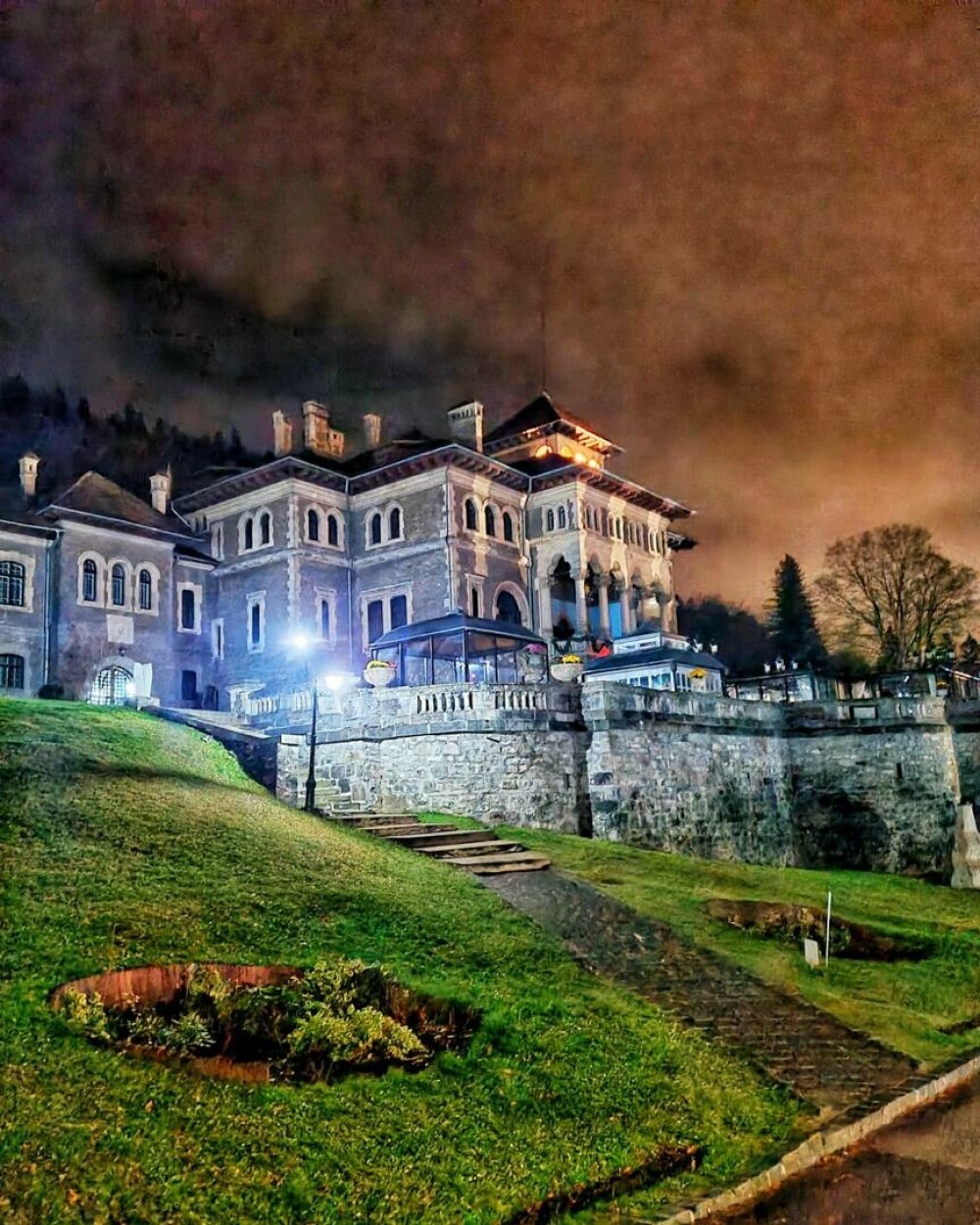 Castelul Cantacuzino din Bușteni a ajuns în presa internațională, după ce a apărut în serialul Wednesday | GALERIE FOTO - Imaginea 11