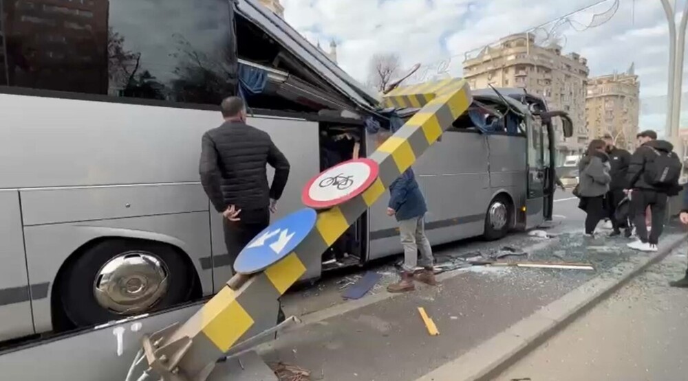 Pasagerii autocarului distrus la Pasajul Unirii vor da în judecată autorităţile din Bucureşti şi agenţiile de turism - Imaginea 4