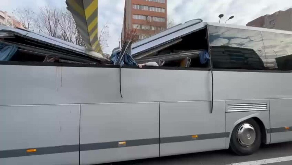 Pasagerii autocarului distrus la Pasajul Unirii vor da în judecată autorităţile din Bucureşti şi agenţiile de turism - Imaginea 5