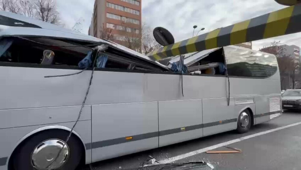 Pasagerii autocarului distrus la Pasajul Unirii vor da în judecată autorităţile din Bucureşti şi agenţiile de turism - Imaginea 6
