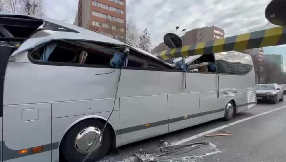 Pasagerii autocarului distrus la Pasajul Unirii vor da în judecată autorităţile din Bucureşti şi agenţiile de turism - Imaginea 7