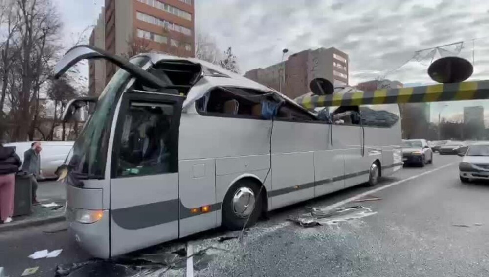 Pasagerii autocarului distrus la Pasajul Unirii vor da în judecată autorităţile din Bucureşti şi agenţiile de turism - Imaginea 3