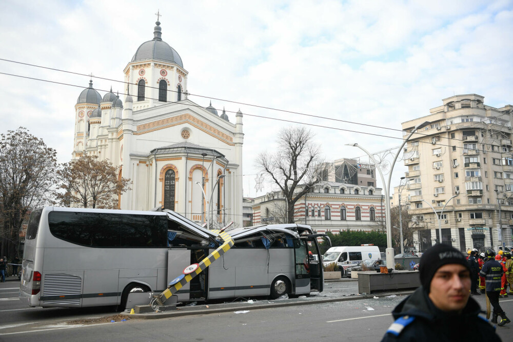 Pasagerii autocarului distrus la Pasajul Unirii vor da în judecată autorităţile din Bucureşti şi agenţiile de turism - Imaginea 2