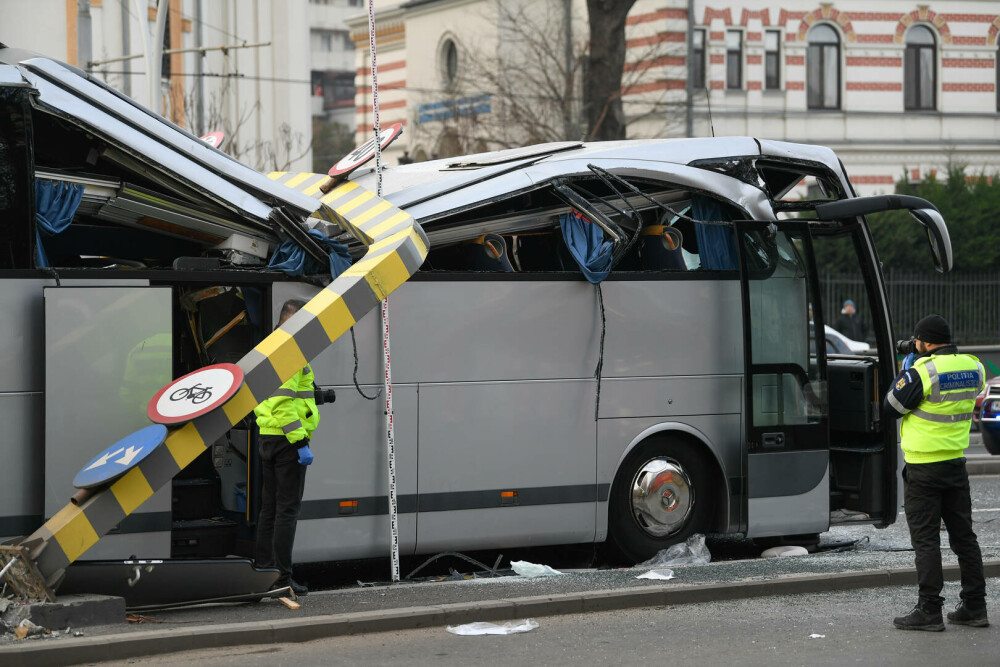Șoferul autocarului cu turiști greci s-ar fi încadrat prea târziu pe banda de intrare în Pasajul Unirii - Imaginea 1