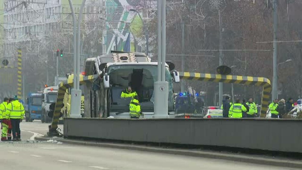 Șoferul autocarului cu turiști greci s-ar fi încadrat prea târziu pe banda de intrare în Pasajul Unirii - Imaginea 8