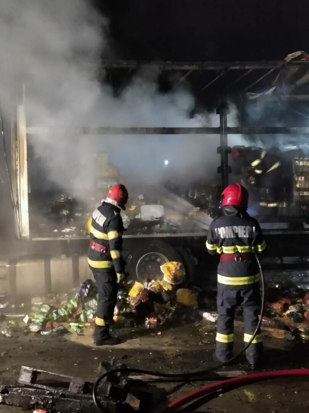 Incendiu de proporții într-un parc auto al unei societăți comerciale din Oradea. Paznicul a suferit un atac de panică - Imaginea 1