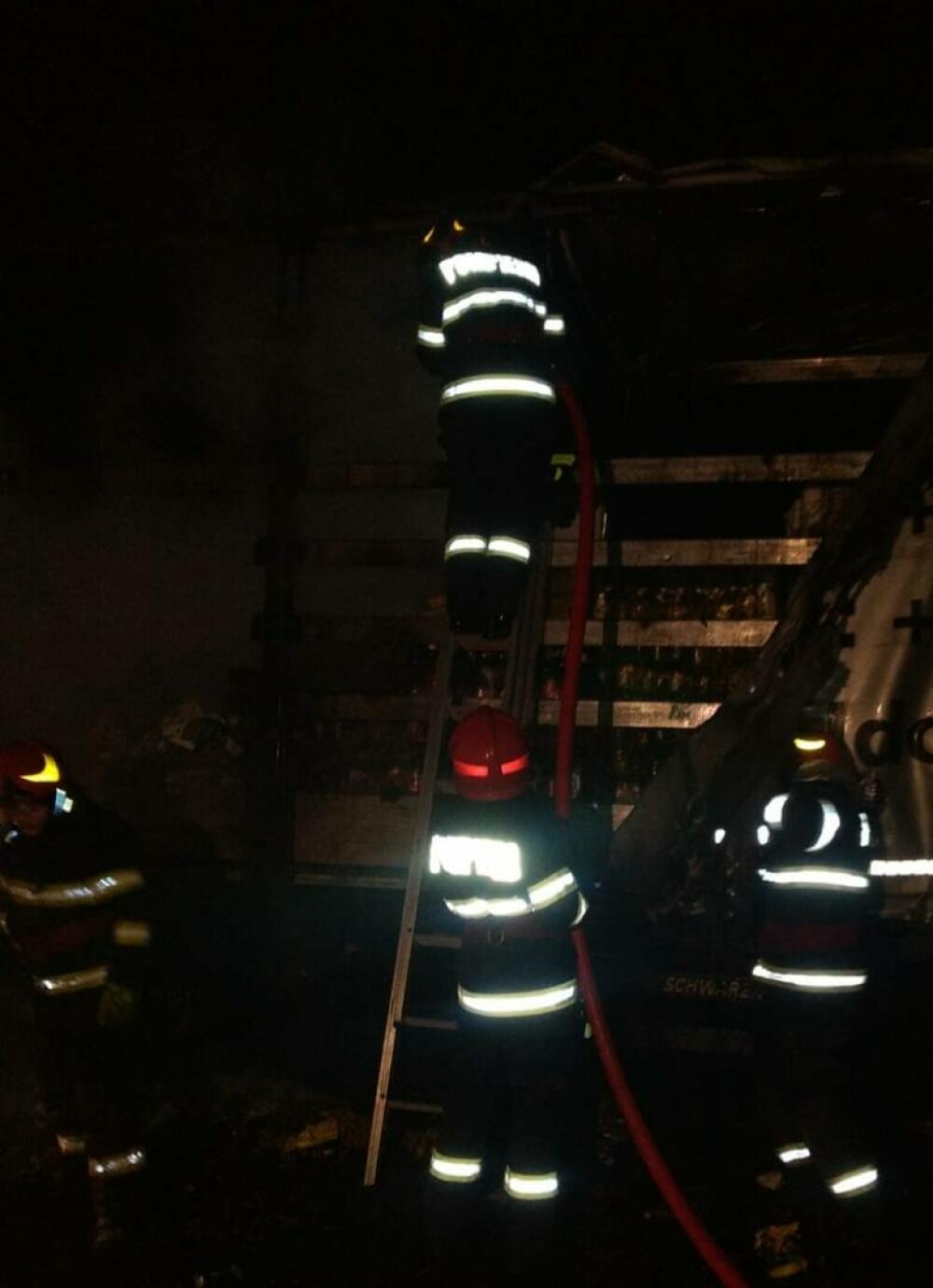 Incendiu de proporții într-un parc auto al unei societăți comerciale din Oradea. Paznicul a suferit un atac de panică - Imaginea 2