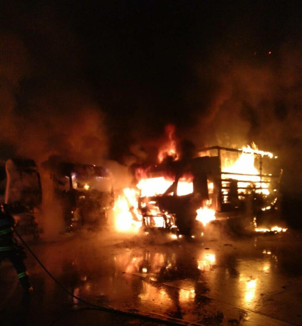 Incendiu de proporții într-un parc auto al unei societăți comerciale din Oradea. Paznicul a suferit un atac de panică - Imaginea 4
