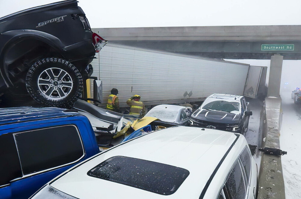 Carambol cu 46 de mașini din cauza „ciclonului bombă” în SUA. Patru persoane au murit - Imaginea 3