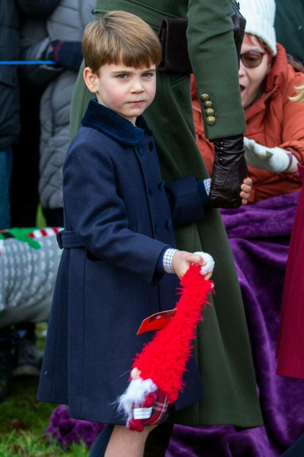 Prințul Louis, cel mai tânăr membru al familiei regale britanice a participat pentru prima dată la slujba de Crăciun | FOTO - Imaginea 6