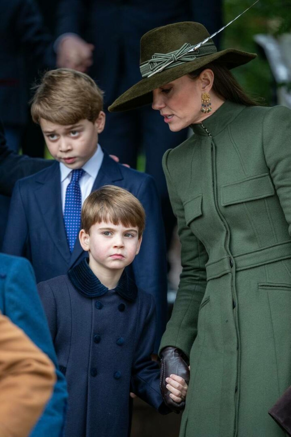 Prințul Louis, cel mai tânăr membru al familiei regale britanice a participat pentru prima dată la slujba de Crăciun | FOTO - Imaginea 8