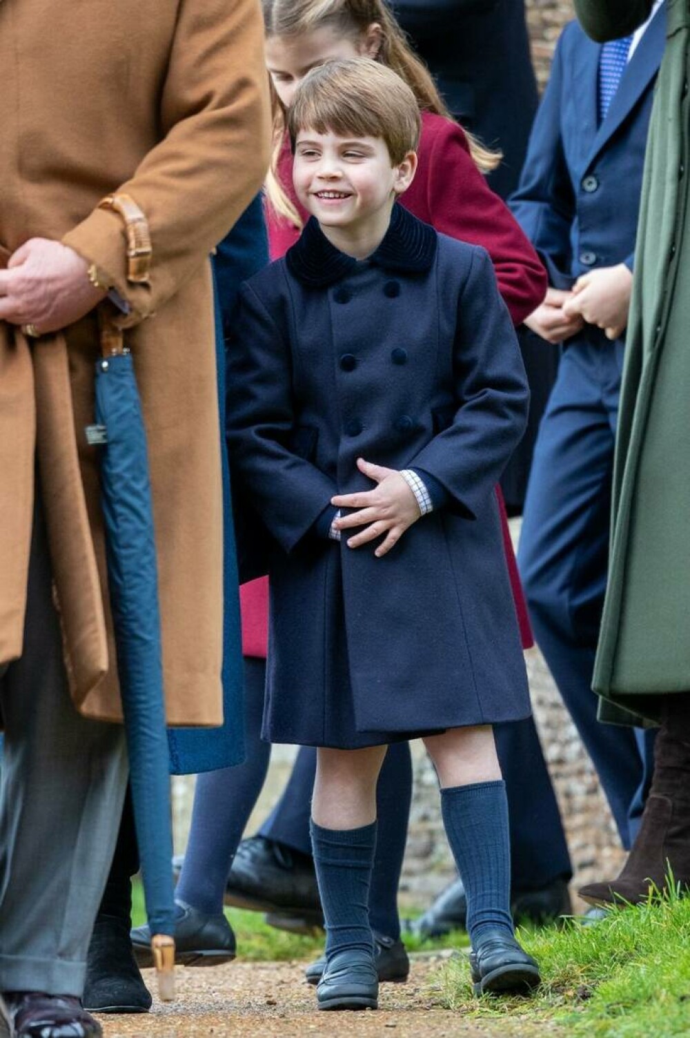 Prințul Louis, cel mai tânăr membru al familiei regale britanice a participat pentru prima dată la slujba de Crăciun | FOTO - Imaginea 11