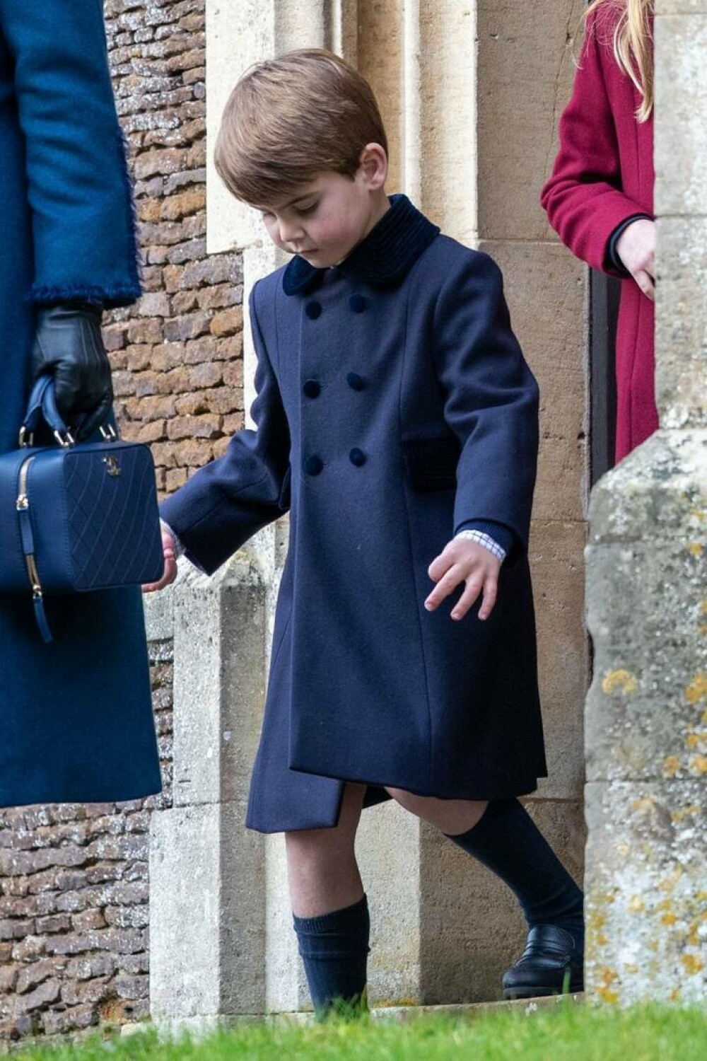 Prințul Louis, cel mai tânăr membru al familiei regale britanice a participat pentru prima dată la slujba de Crăciun | FOTO - Imaginea 19