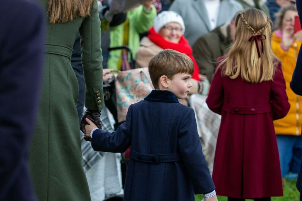 Prințul Louis, cel mai tânăr membru al familiei regale britanice a participat pentru prima dată la slujba de Crăciun | FOTO - Imaginea 12