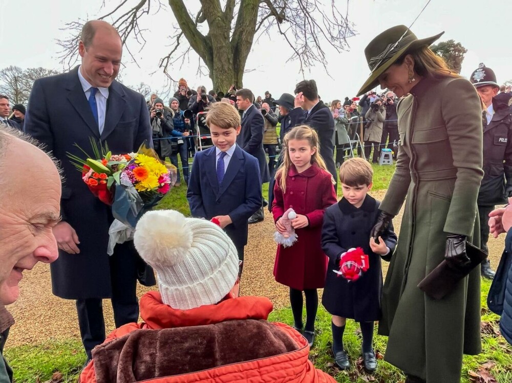 Prințul Louis, cel mai tânăr membru al familiei regale britanice a participat pentru prima dată la slujba de Crăciun | FOTO - Imaginea 15