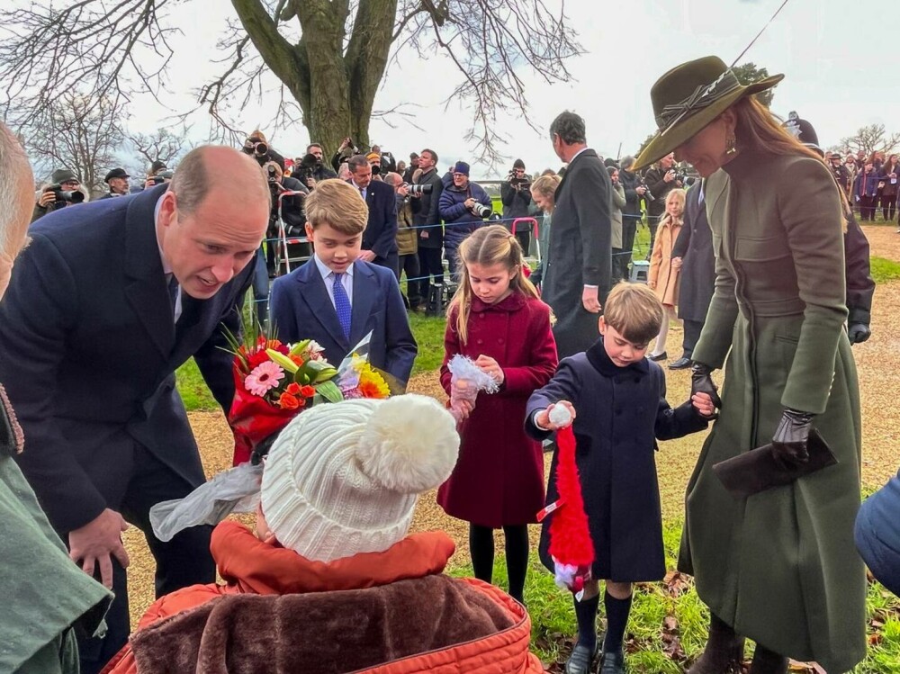 Prințul Louis, cel mai tânăr membru al familiei regale britanice a participat pentru prima dată la slujba de Crăciun | FOTO - Imaginea 16