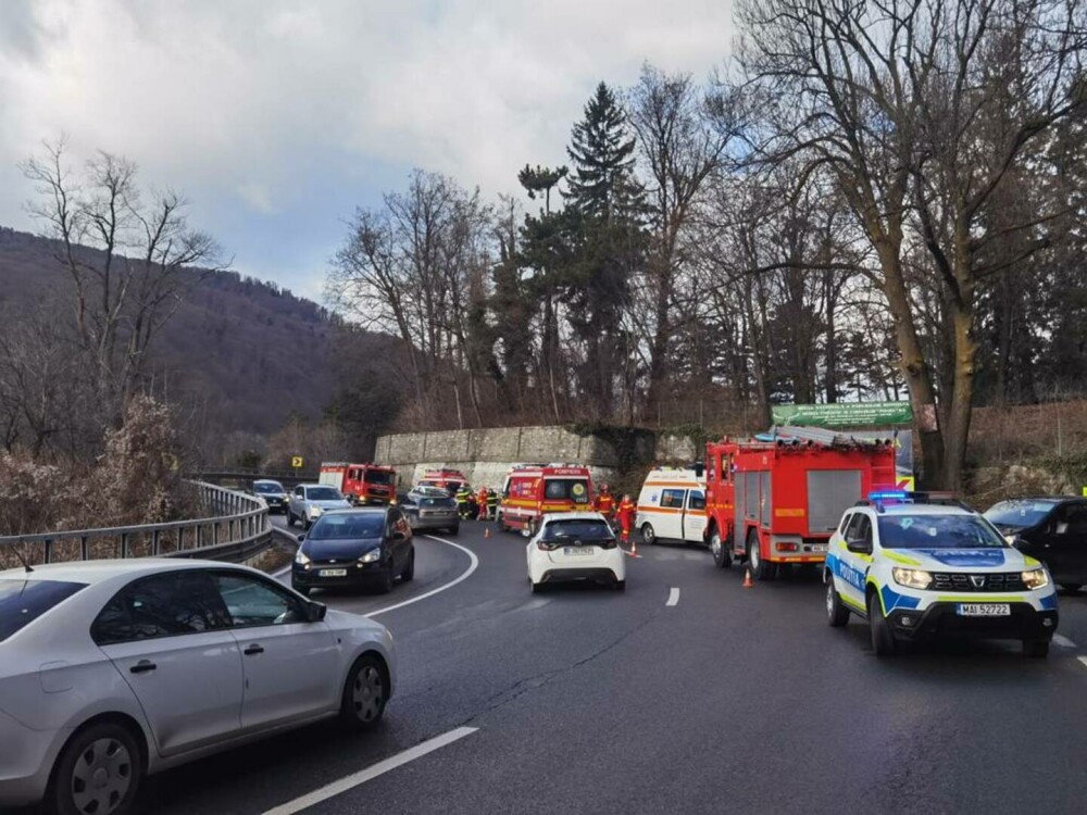 Accident grav în localitatea Comarnic, pe DN1. Doi oameni au avut nevoie de intervenția echipajelor de descarcerare - Imaginea 2