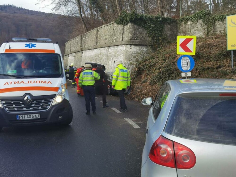 Accident grav în localitatea Comarnic, pe DN1. Doi oameni au avut nevoie de intervenția echipajelor de descarcerare - Imaginea 3