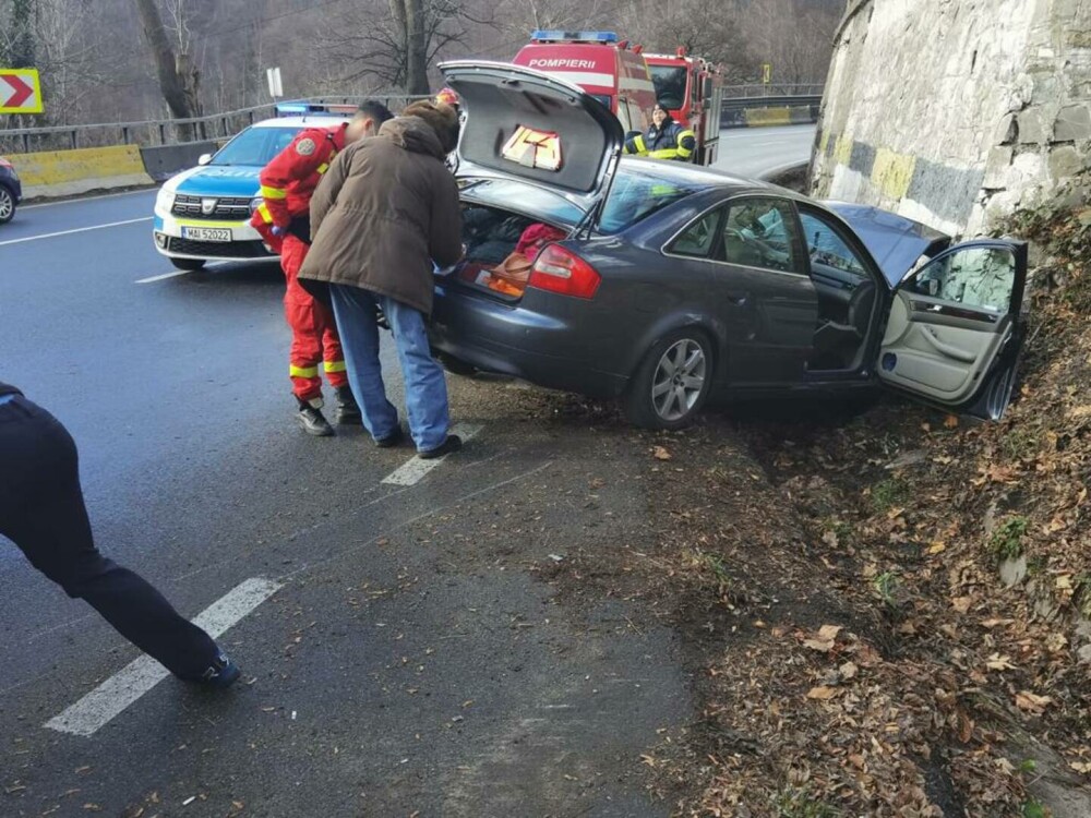 Accident grav în localitatea Comarnic, pe DN1. Doi oameni au avut nevoie de intervenția echipajelor de descarcerare - Imaginea 4