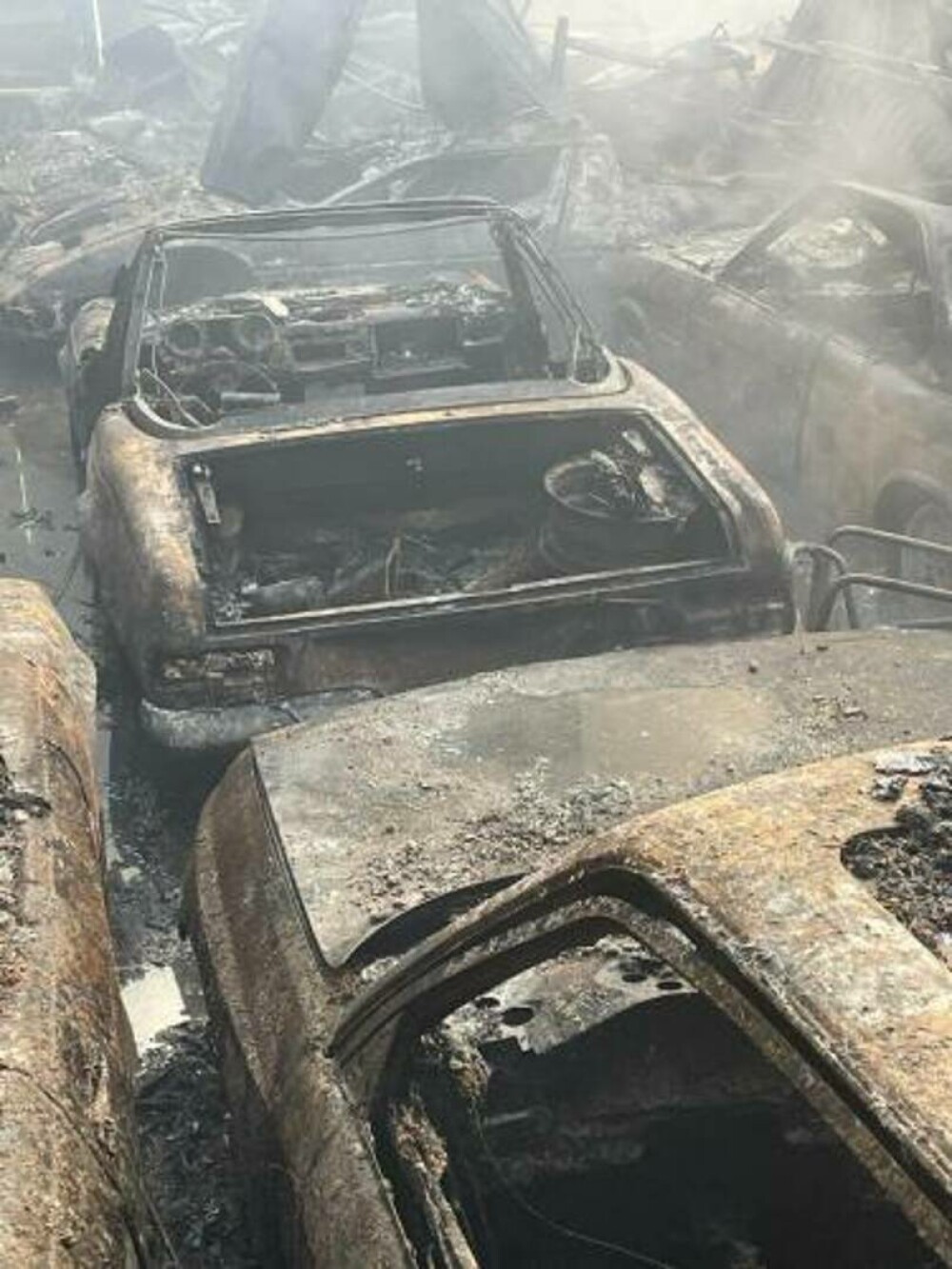 Mașini de epocă, de peste 2 milioane de euro, au ars în incendiul din Cluj-Napoca. Ale cui erau - Imaginea 2