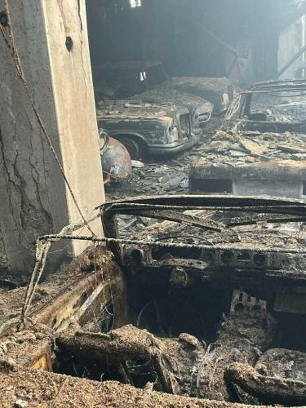 Mașini de epocă, de peste 2 milioane de euro, au ars în incendiul din Cluj-Napoca. Ale cui erau - Imaginea 3