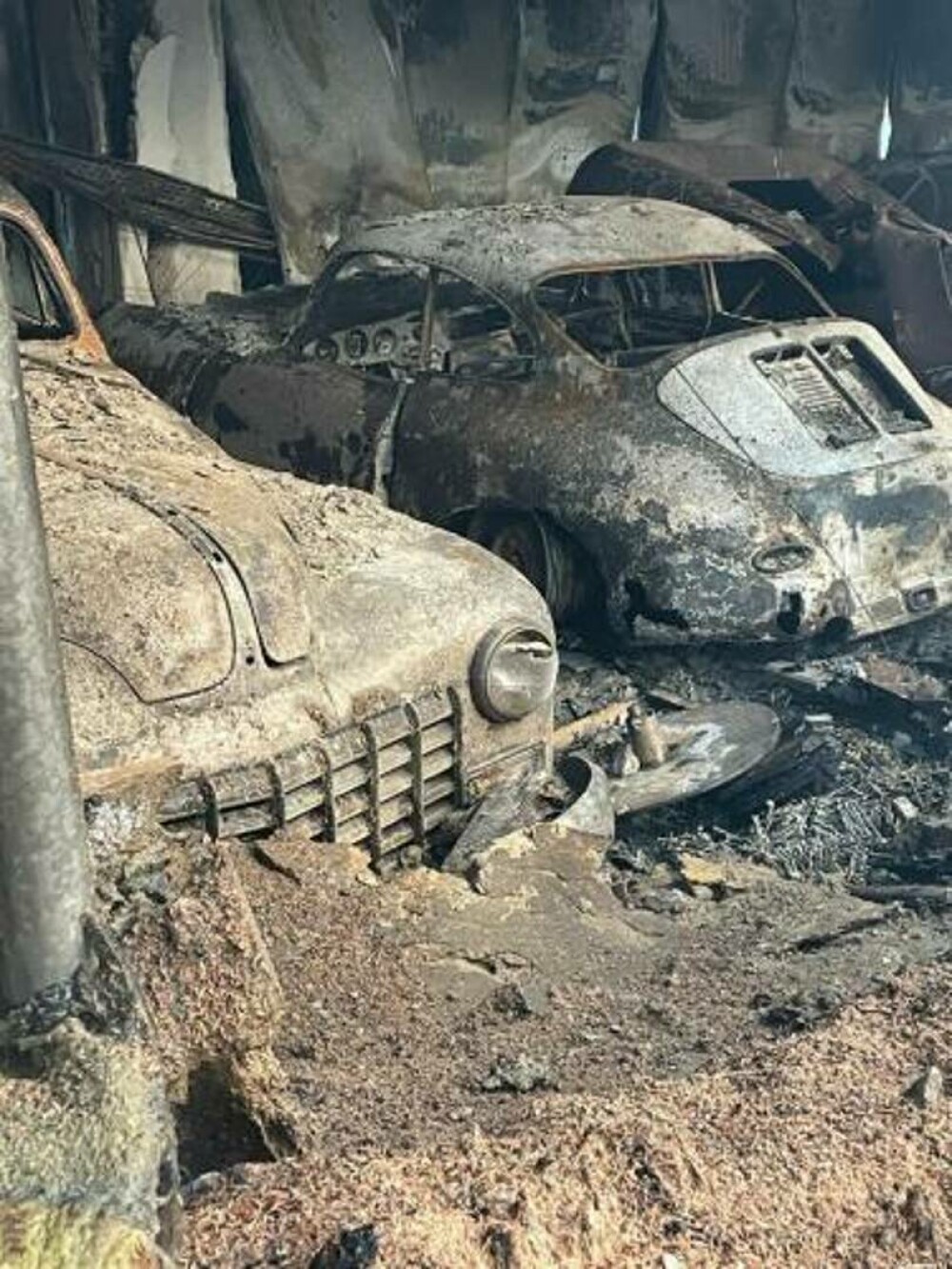 Mașini de epocă, de peste 2 milioane de euro, au ars în incendiul din Cluj-Napoca. Ale cui erau - Imaginea 4
