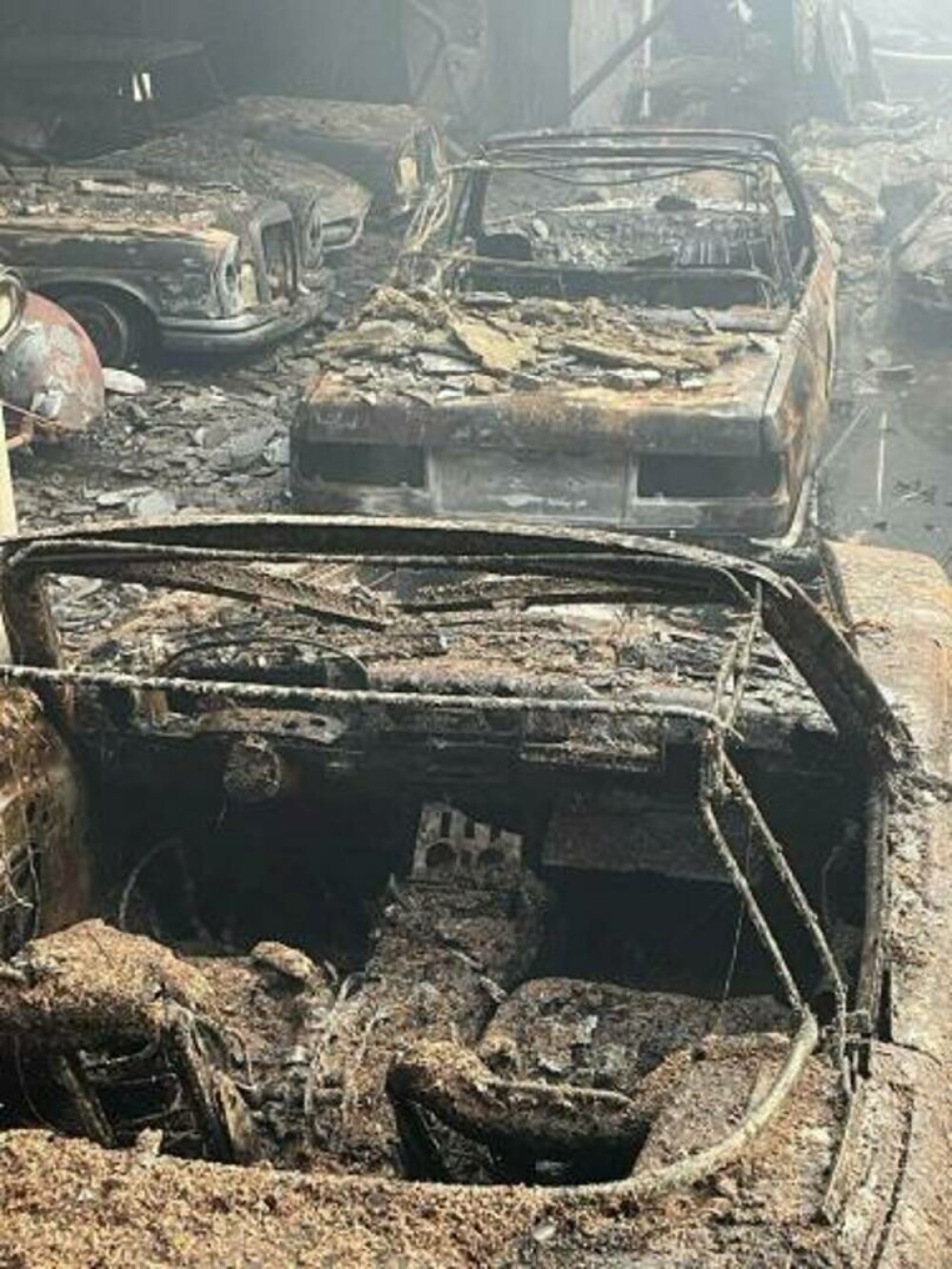 Mașini de epocă, de peste 2 milioane de euro, au ars în incendiul din Cluj-Napoca. Ale cui erau - Imaginea 5