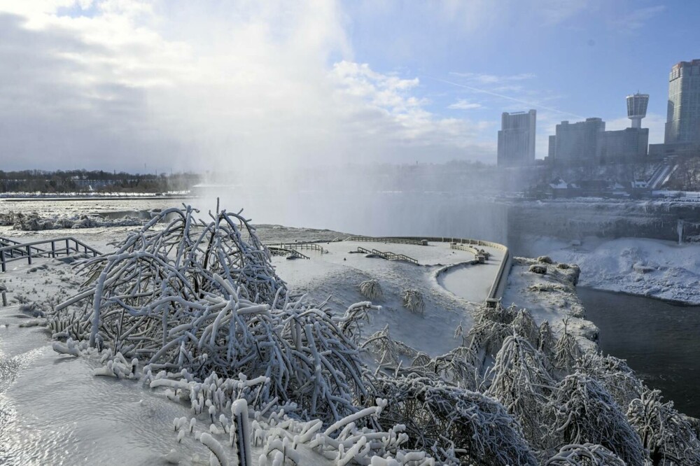 Imagini spectaculoase din SUA. Cascada Niagara a înghețat | GALERIE FOTO - Imaginea 1