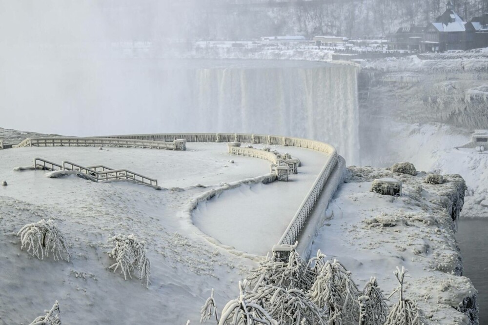 Imagini spectaculoase din SUA. Cascada Niagara a înghețat | GALERIE FOTO - Imaginea 2
