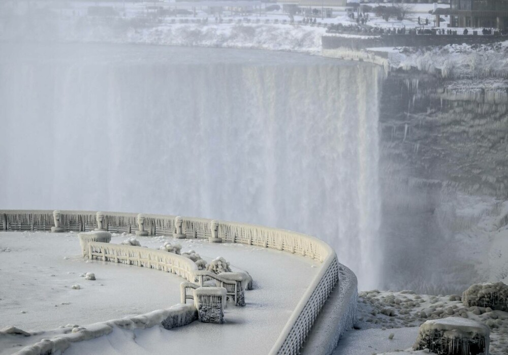 Imagini spectaculoase din SUA. Cascada Niagara a înghețat | GALERIE FOTO - Imaginea 5