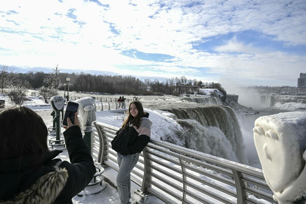 Imagini spectaculoase din SUA. Cascada Niagara a înghețat | GALERIE FOTO - Imaginea 7