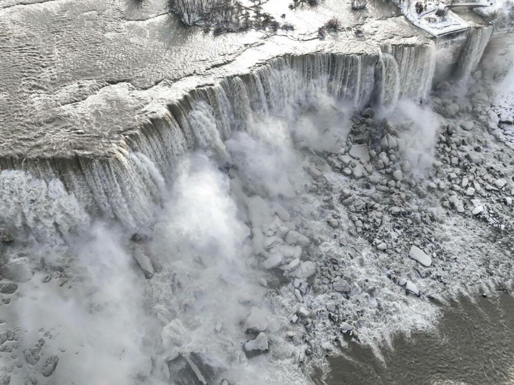 Imagini spectaculoase din SUA. Cascada Niagara a înghețat | GALERIE FOTO - Imaginea 9