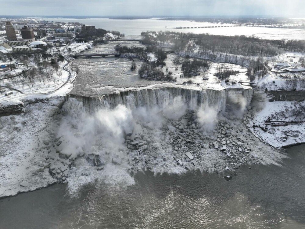 Imagini spectaculoase din SUA. Cascada Niagara a înghețat | GALERIE FOTO - Imaginea 11