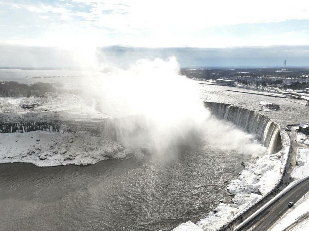 Imagini spectaculoase din SUA. Cascada Niagara a înghețat | GALERIE FOTO - Imaginea 12