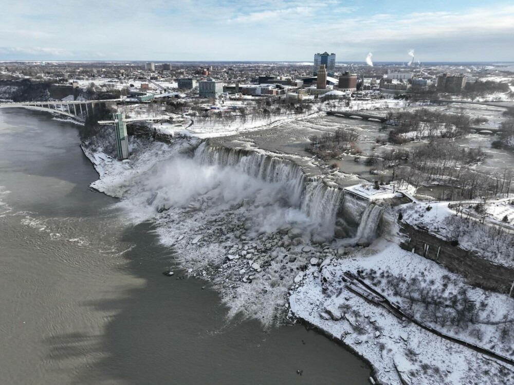 Imagini spectaculoase din SUA. Cascada Niagara a înghețat | GALERIE FOTO - Imaginea 13