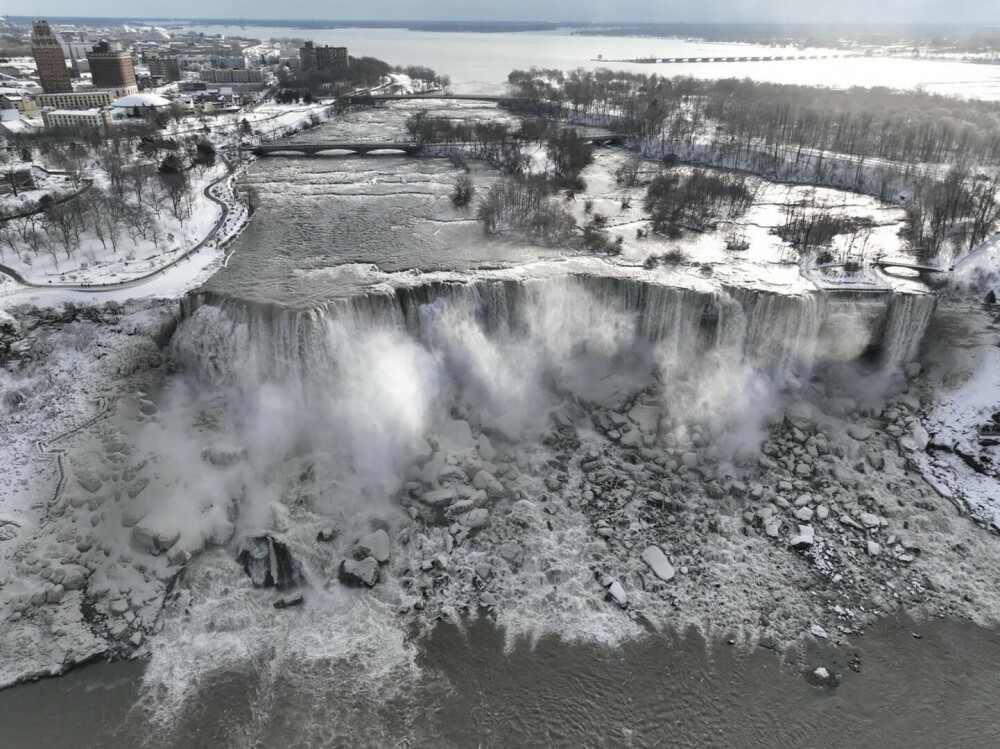 Imagini spectaculoase din SUA. Cascada Niagara a înghețat | GALERIE FOTO - Imaginea 14