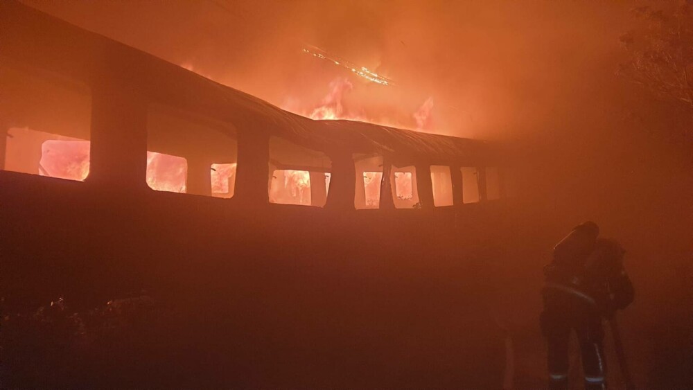 Incendiu puternic pe Calea Giulești. Cinci vagoane de tren au fost distruse de flăcări - Imaginea 1